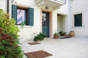 a front door of a house with green shutters at Il Salice in Treviso +4 photos