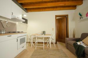 una cucina e un soggiorno con tavolo e divano di Il Salice a Treviso