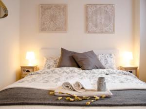 una camera da letto con un letto con due asciugamani e due lampade di Il Salice a Treviso