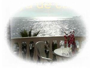 阿爾穆涅卡爾的住宿－Castillo del Mar，俯瞰大海的阳台的桌椅