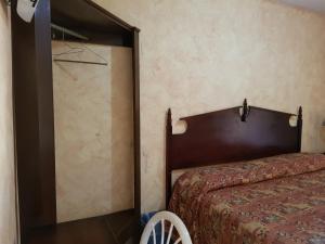 a bedroom with a bed and a large mirror at Hotel Colonial San Jorge in Monclova