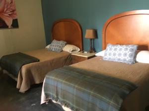 Säng eller sängar i ett rum på Hostal Doña Carlota Hotel