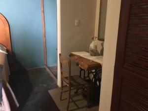 une petite chambre avec une table et deux chaises dans l'établissement Hostal Doña Carlota Hotel, à Cuatrociénegas de Carranza