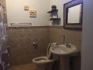 Ett badrum på Hostal Doña Carlota Hotel