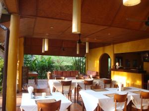 מסעדה או מקום אחר לאכול בו ב-Palm Garden Resort