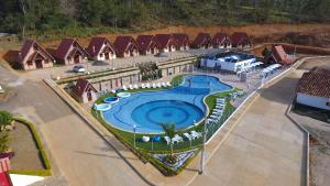 an overhead view of a pool at a resort at Chalets Suizos in Zapatoca