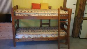 kilka łóżek piętrowych w pokoju w obiekcie Maison de la Place w mieście Doues