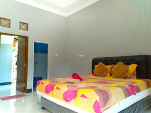 En eller flere senger på et rom på Rifqi Guesthouse