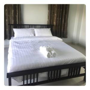 een bed met een knuffeldier erop bij Lek Village Khaoyai in Pak Chong