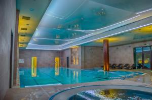a large swimming pool in a building with a large swimming pool at Hotel Czardasz Spa & Wellness in Płock