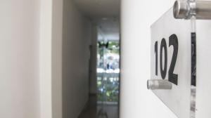uma placa de porta com o número nela em Hotel Viña Del Mar em Santa Marta