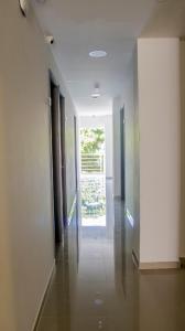 un pasillo vacío con una puerta en un edificio en Hotel Viña Del Mar en Santa Marta