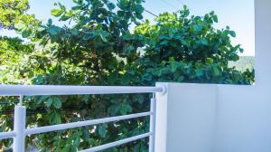 Una valla blanca con un árbol detrás. en Hotel Viña Del Mar, en Santa Marta