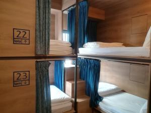 Letto o letti in una camera di Natee Hostel