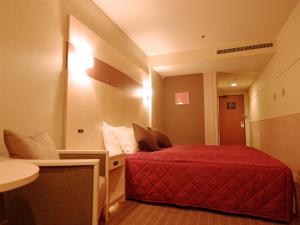 a hotel room with a red bed and a sink at Heian No Mori Kyoto in Kyoto