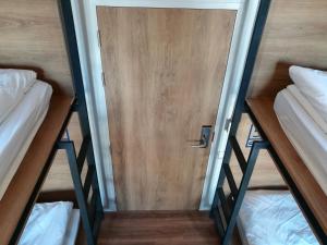 Letto o letti in una camera di Natee Hostel