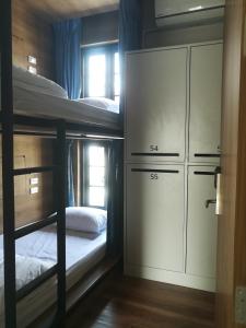 Letto o letti in una camera di Natee Hostel