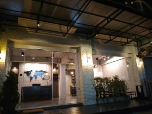 una hall di un edificio con un orologio sul muro di Natee Hostel a Bangkok