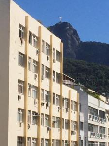 un edificio con una cruz en la cima de una montaña en Copacabana: lounge lindo, confortável e com vista do mar, en Río de Janeiro