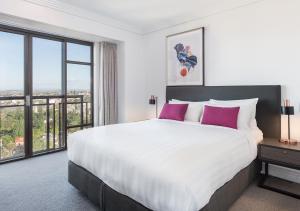 Uma cama ou camas num quarto em Avani Metropolis Auckland Residences