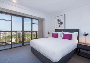 Uma cama ou camas num quarto em Avani Metropolis Auckland Residences