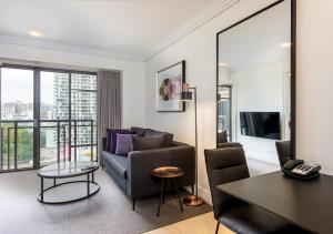 Uma televisão e/ou sistema de entretenimento em Avani Metropolis Auckland Residences