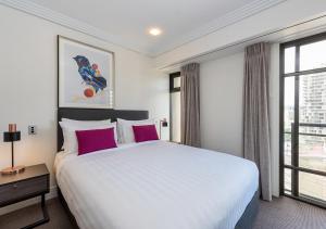 Uma cama ou camas num quarto em Avani Metropolis Auckland Residences