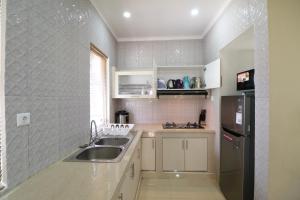 A kitchen or kitchenette at Diyar Villas Puncak K3/9