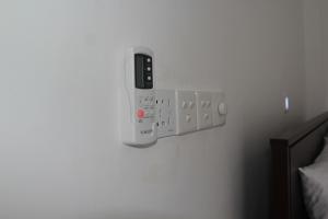 um controlador de jogos de vídeo está pendurado numa parede em Butterfly Homestead Hotel em Udawalawe