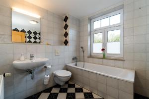 グラール・ミューリッツにあるVilla Luv & Leeの洗面台、浴槽、トイレを備えたバスルーム +21枚の写真