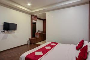 Ein Bett oder Betten in einem Zimmer der Unterkunft Hotel The Royal Krishna