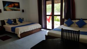 سرير أو أسرّة في غرفة في Santori Unawatuna