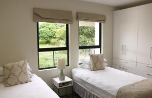 Postel nebo postele na pokoji v ubytování Apartments on The Eighteenth at Prince's Grant Golf Estate