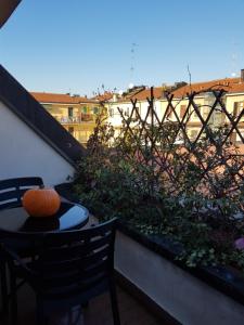 Fotografia z galérie ubytovania The Boheme VINTAGE junior SUITE ---- cozy & quiet & comfortable with private Bathroom & fully equipped kitchenette & cozy balcony - lift to 4th floor - metro' verde -green subway Porta Genova v Miláne + 4 fotografie