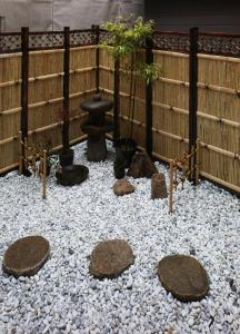 een tuin met rotsen en planten in een hek bij Chikyuutabikazoku USJ in Osaka