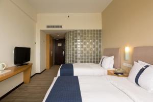 A bed or beds in a room at Holiday Inn Express Suzhou Changjiang, an IHG Hotel