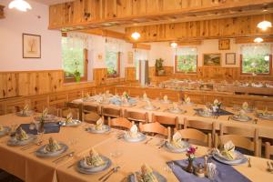 uma sala de jantar com mesas e cadeiras em Farm Stay Loger em Ljubno