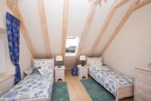 Zimmer mit 2 Betten und einem Fenster in der Unterkunft Villa Ani apartment Ariel in Dubrovnik