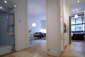 een witte hal met een woonkamer en een eetkamer bij Stockholm Checkin Apartment Fridhemsplan in Stockholm +19 foto's