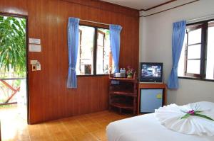A television and/or entertainment centre at Island View Bungalows