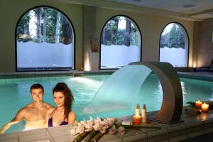 Ein Mann und eine Frau im Schwimmbad. in der Unterkunft Hotel Fontana Olente in Ferentino