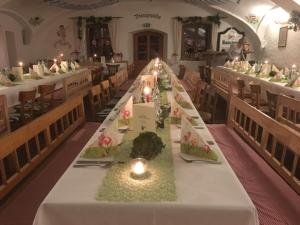 Una mesa larga en una iglesia con velas. en Brauereigasthof Zur Post, en Eschlkam