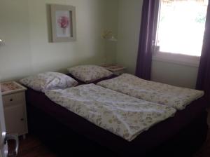 two twin beds in a bedroom with a window at Torill`s Apartment in Kragerø