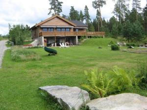 a house on a hill with a large yard at Glafsfjordens Accommodatie in Arvika