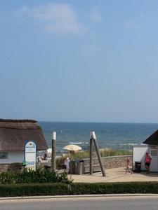 ハーフクルークにあるStrandhaus Buchtmitteの海の景色を望むビーチから見渡せる客室です。