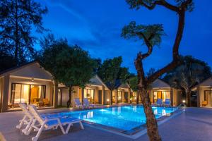 Bazén v ubytování Light Khao Lak Resort nebo v jeho okolí