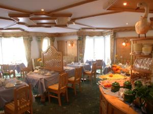 A restaurant or other place to eat at Hotel Garni Pradella