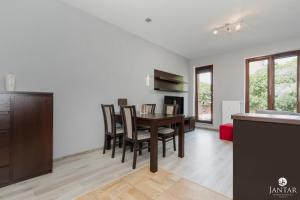Televízia a/alebo spoločenská miestnosť v ubytovaní Jantar Apartamenty Lighthouse Port Kołobrzeg