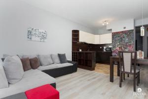 Kuchyňa alebo kuchynka v ubytovaní Jantar Apartamenty Lighthouse Port Kołobrzeg