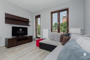 Televízia a/alebo spoločenská miestnosť v ubytovaní Jantar Apartamenty Lighthouse Port Kołobrzeg